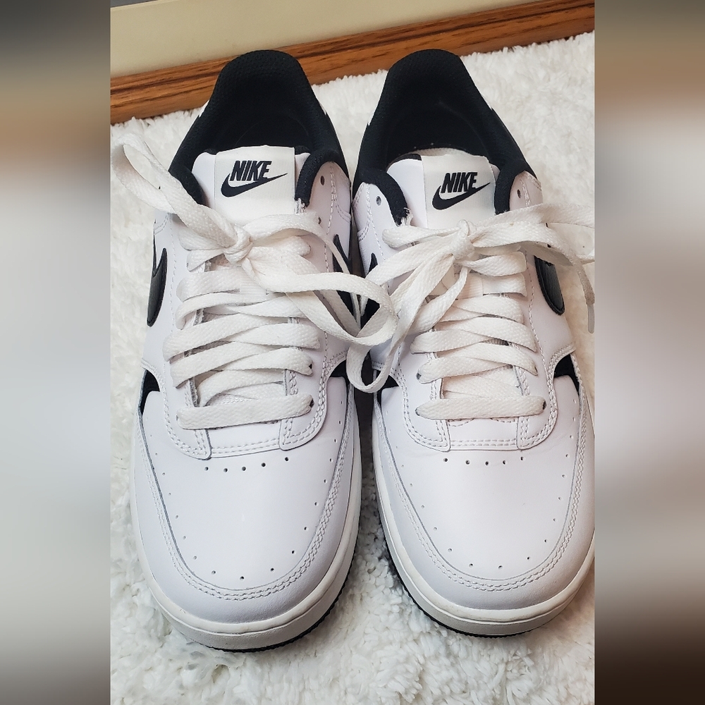 Nike Men’s White and Black Low-Top Sneakers - Classic Court Style